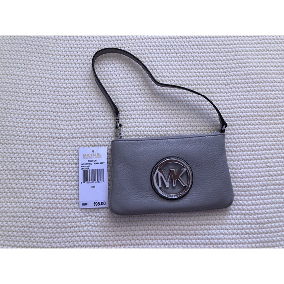 Michael Kors Handbags - ✨NWT Michael Kors Gray wristlet✨